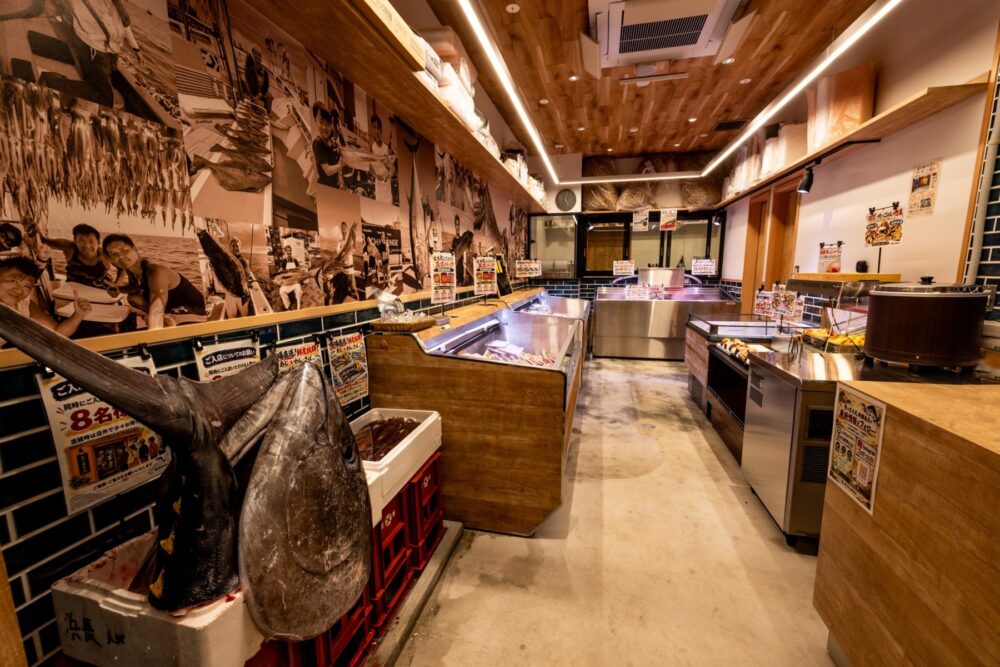 魚の玄太丸 新綱島店の木目を生かした店内と鮮魚売り場