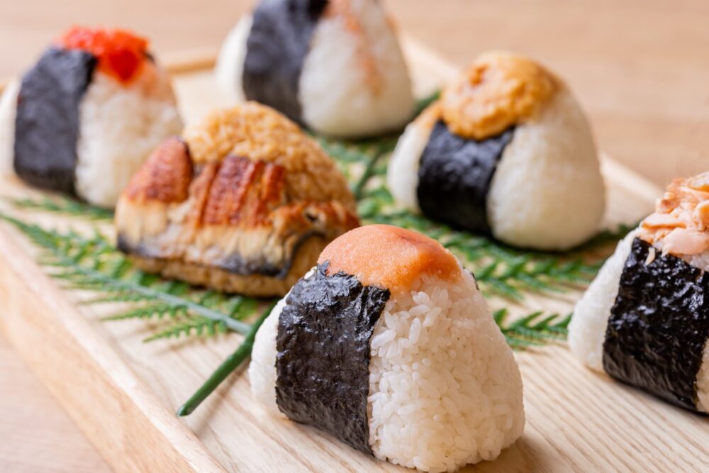 魚の玄太丸 新綱島店の具材をのせたおにぎり